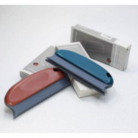 Щітка для очищення тканинної оббивки сидінь та килимових покриттів від волосся, шерсті тварин та ниток