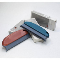 Щітка для очищення тканинної оббивки сидінь та килимових покриттів від волосся, шерсті тварин та ниток