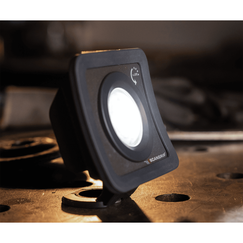Ручний світлодіодний прожектор Scangrip Nova Mini for Life.